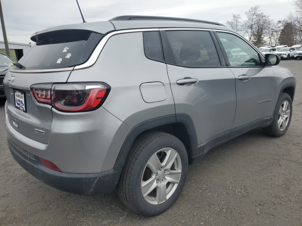 2022 Jeep Compass Latitude photo 2