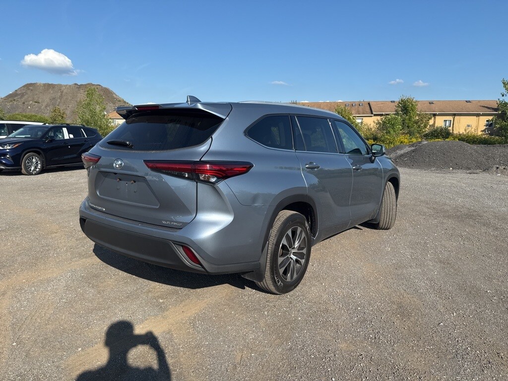 2022 Toyota Highlander XLE photo 3