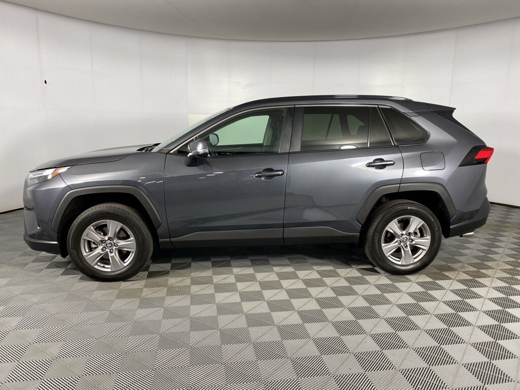 2022 Toyota RAV4 XLE photo 3