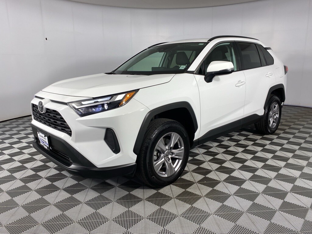 2022 Toyota RAV4 XLE photo 2
