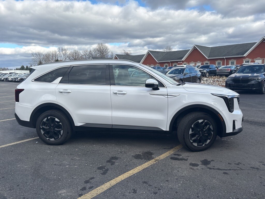 2024 Kia Sorento S photo 2