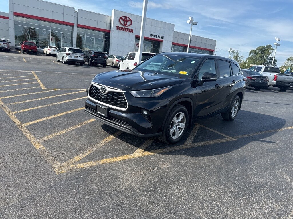 2024 Toyota Highlander LE photo 3