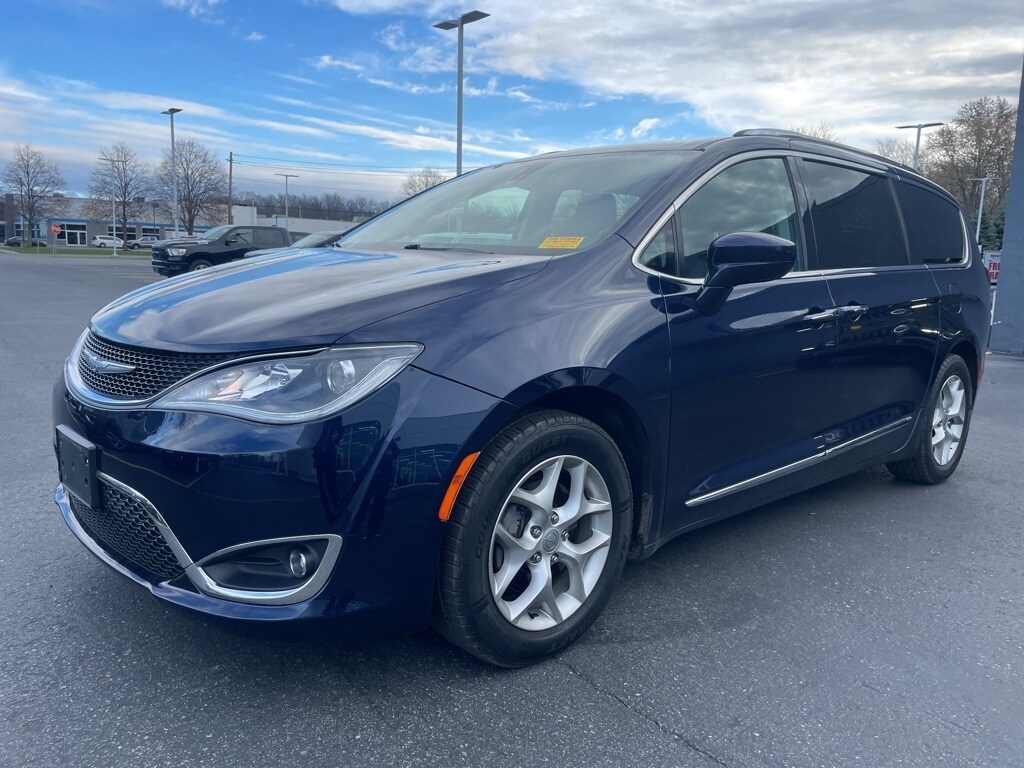 2018 Chrysler Pacifica Touring Plus photo 2