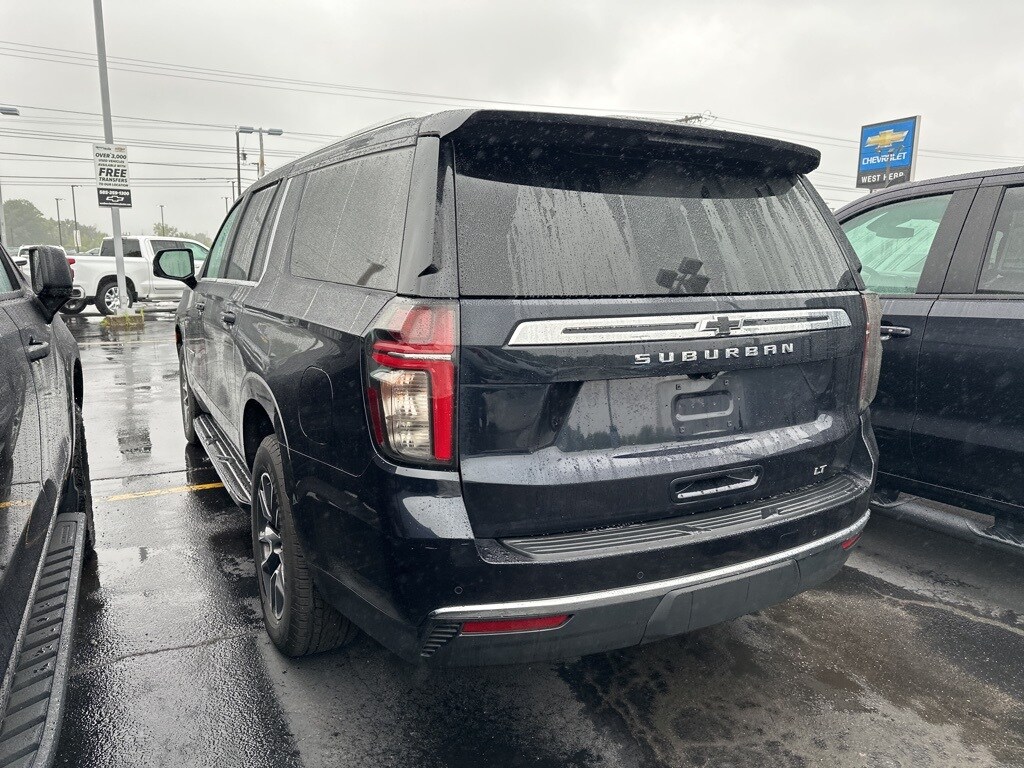 2023 Chevrolet Suburban LT photo 3