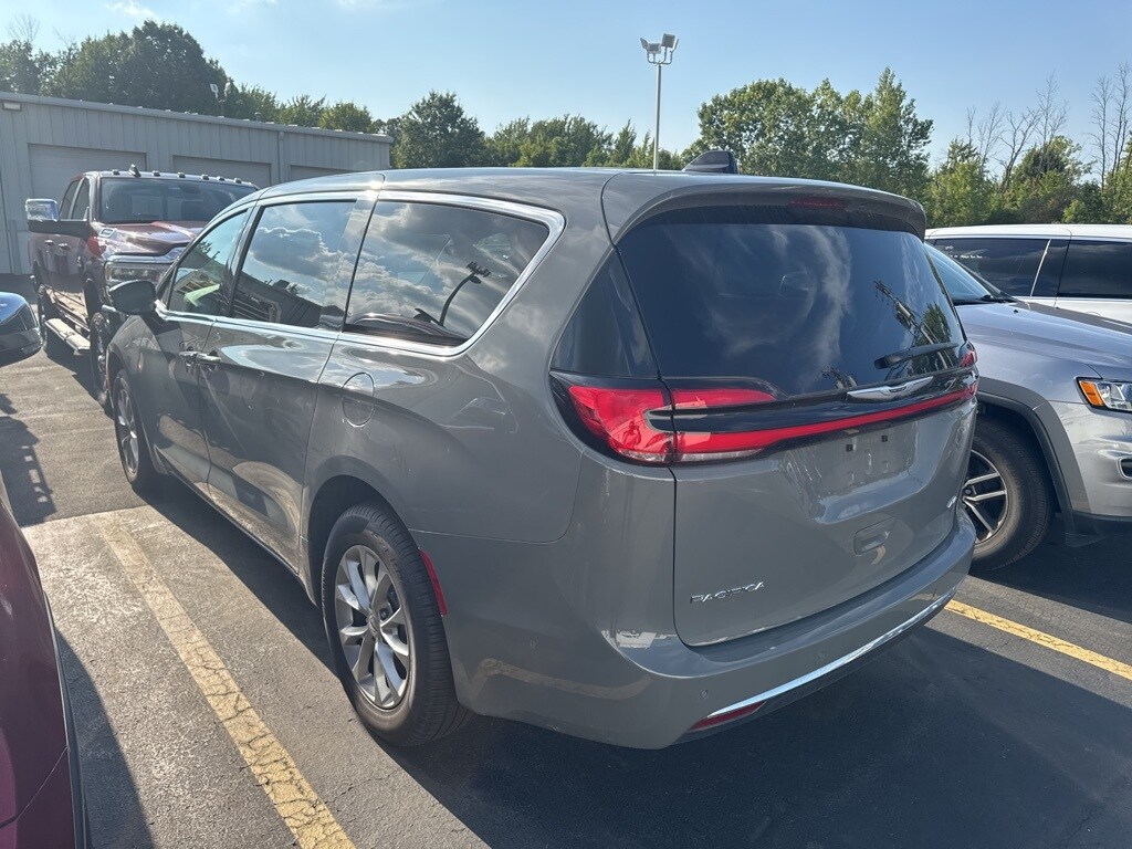2025 Chrysler Pacifica Base photo 4