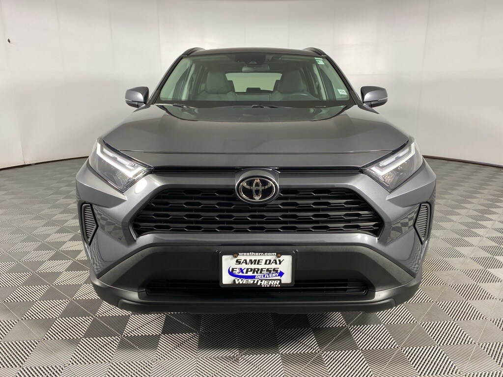 2022 Toyota RAV4 XLE photo 2