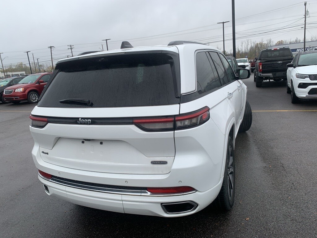 2023 Jeep Grand Cherokee Overland photo 2
