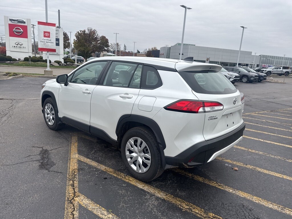 2023 Toyota Corolla Cross L photo 2