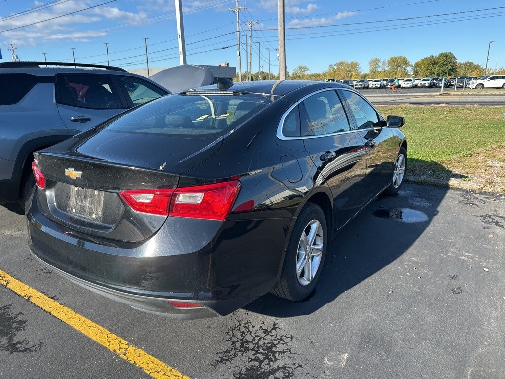 2022 Chevrolet Malibu photo 2