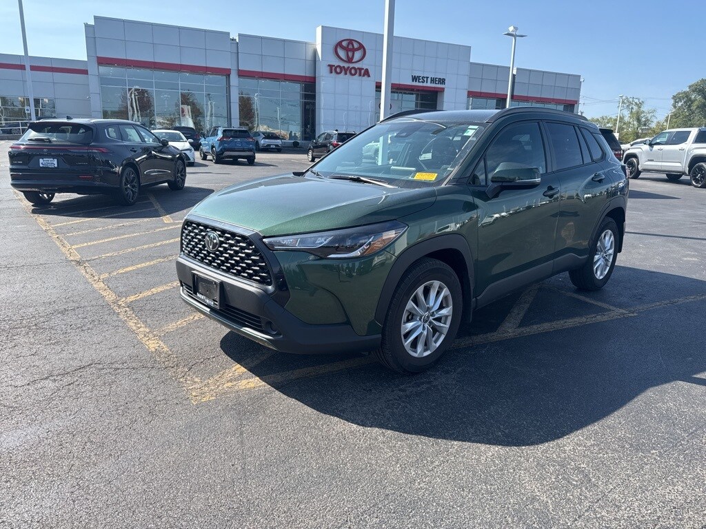2022 Toyota Corolla Cross LE photo 3