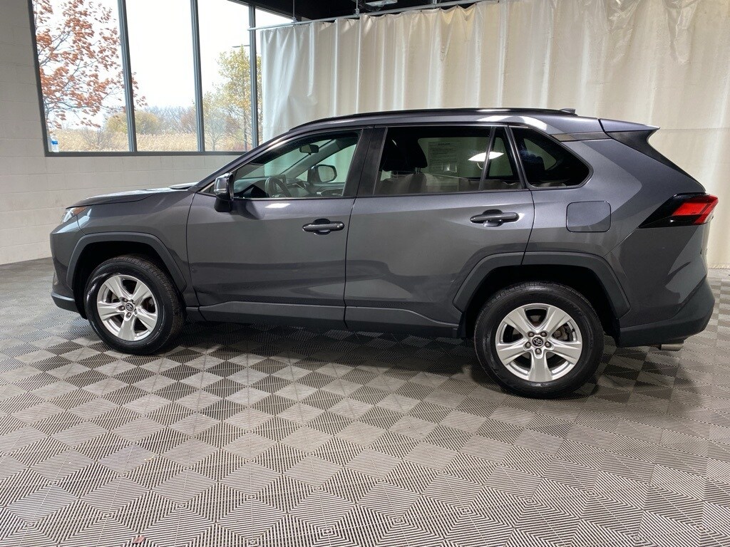 2021 Toyota RAV4 XLE photo 2