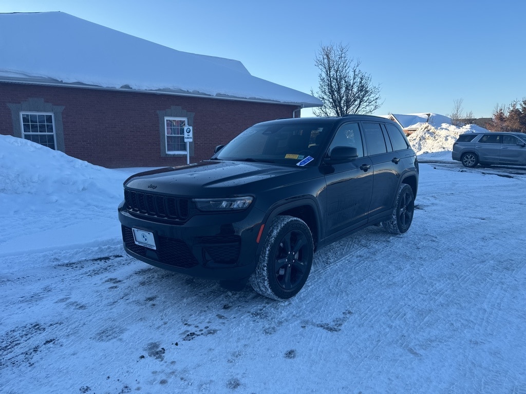 Used 2023 Jeep Grand Cherokee Laredo SUV