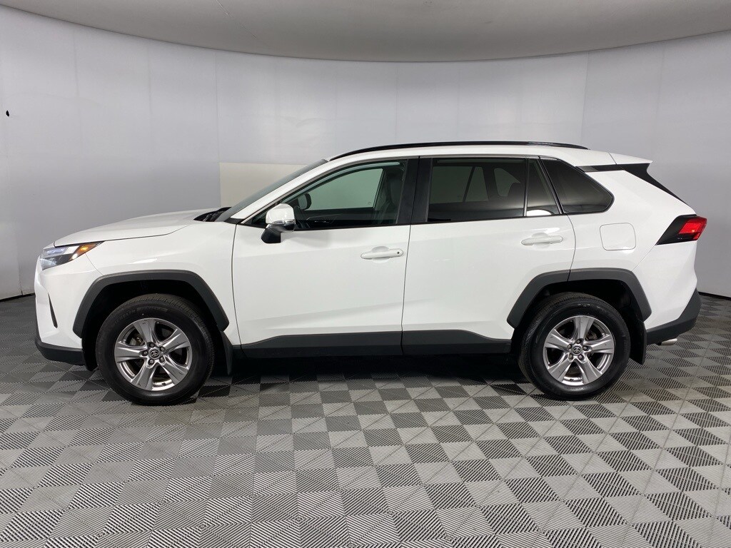 2022 Toyota RAV4 XLE photo 3