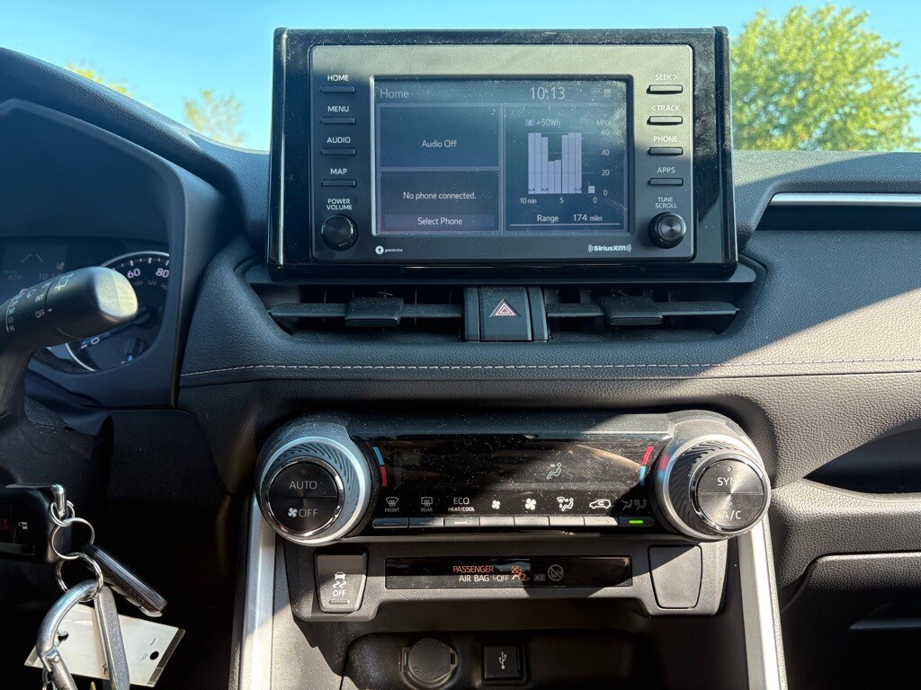 2021 Toyota RAV4 Hybrid LE photo 4