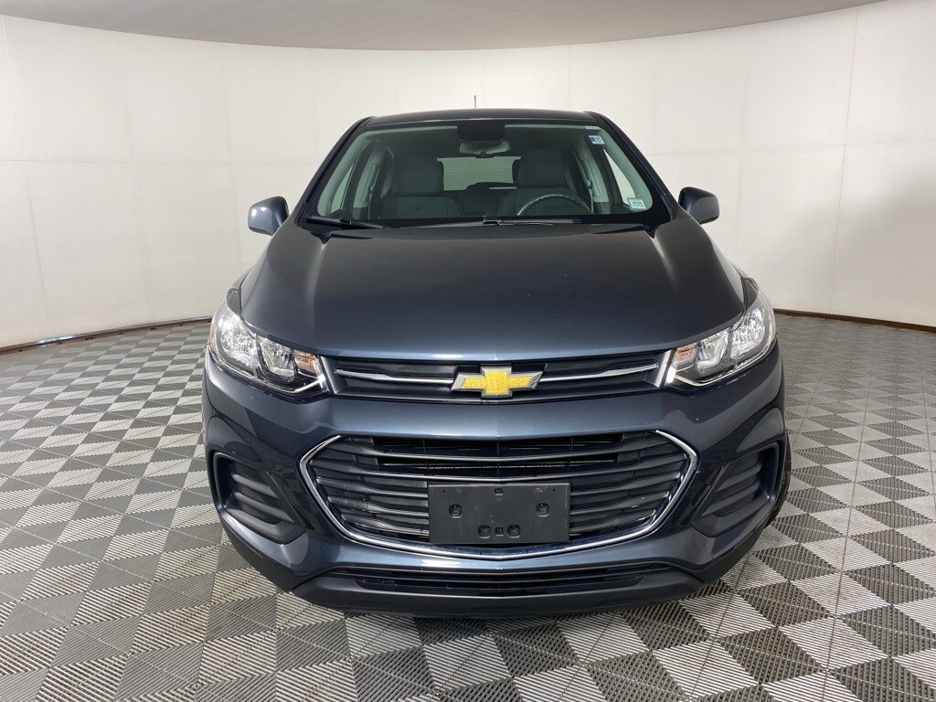 2022 Chevrolet Trax LS photo 2