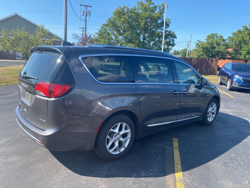 2020 Chrysler Pacifica Limited photo 3