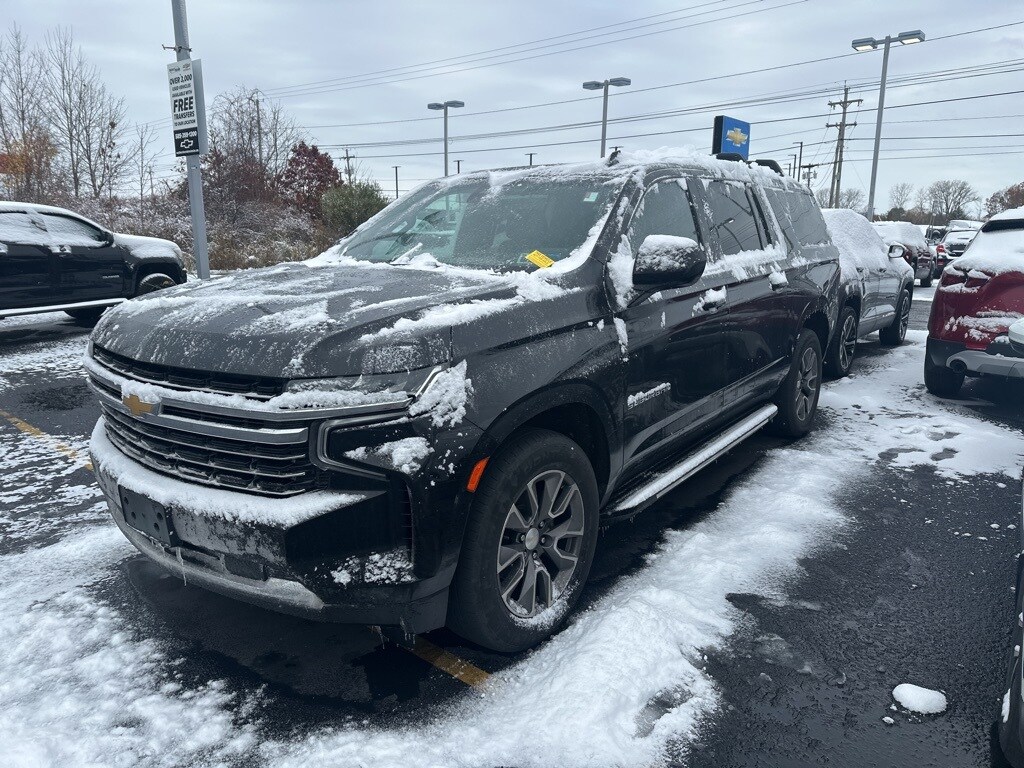 2022 Chevrolet Suburban LT photo 3