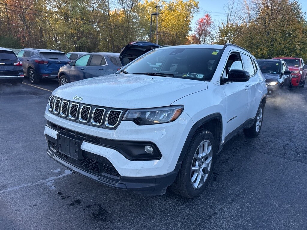 2023 Jeep Compass Latitude Lux photo 2