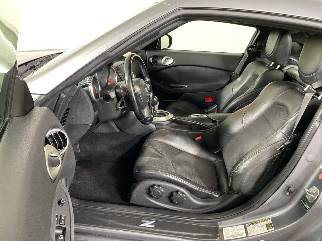 2013 Nissan 370Z Touring photo 2