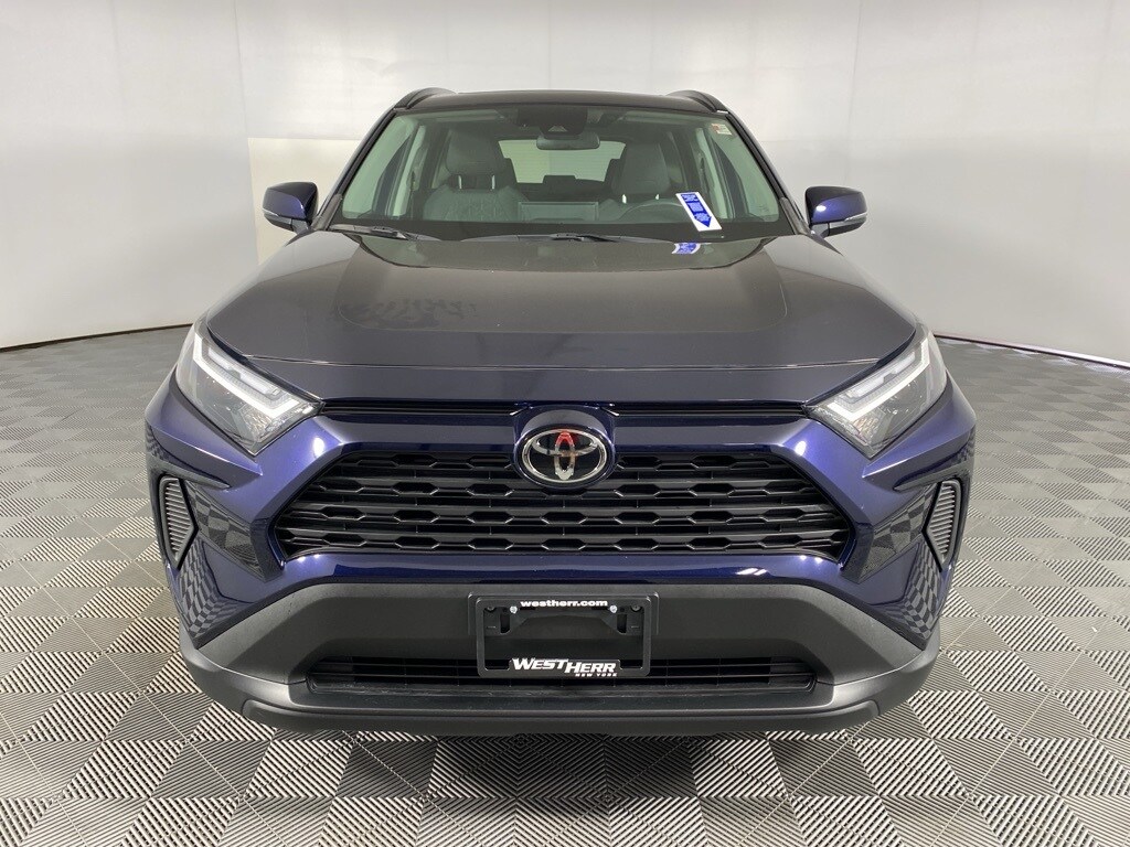 2022 Toyota RAV4 XLE photo 3