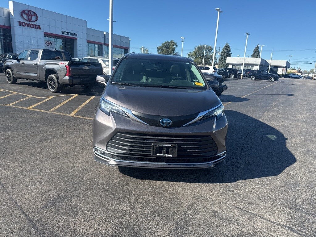2021 Toyota Sienna XLE photo 2