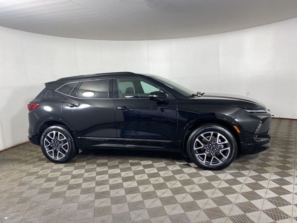 2024 Chevrolet Blazer RS photo 2