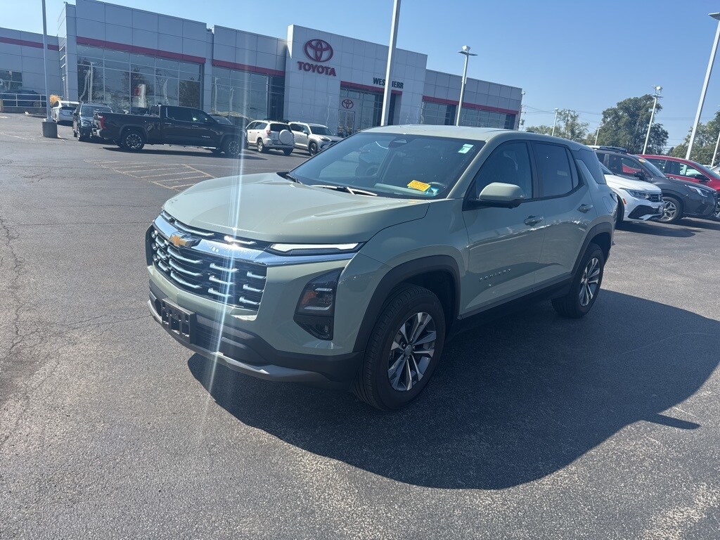 2025 Chevrolet Equinox LT photo 2