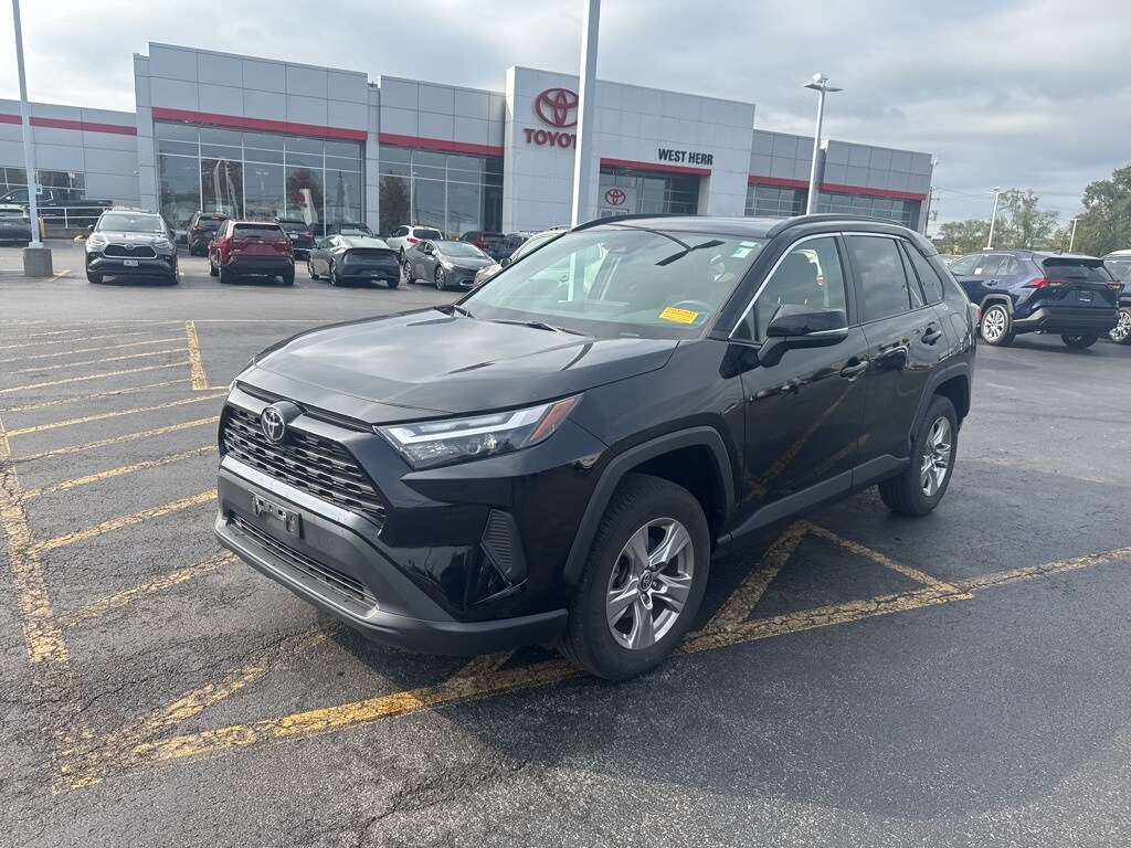 2022 Toyota RAV4 XLE photo 3