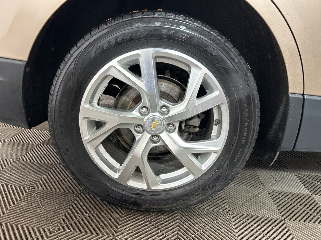 2019 Chevrolet Equinox LT photo 2