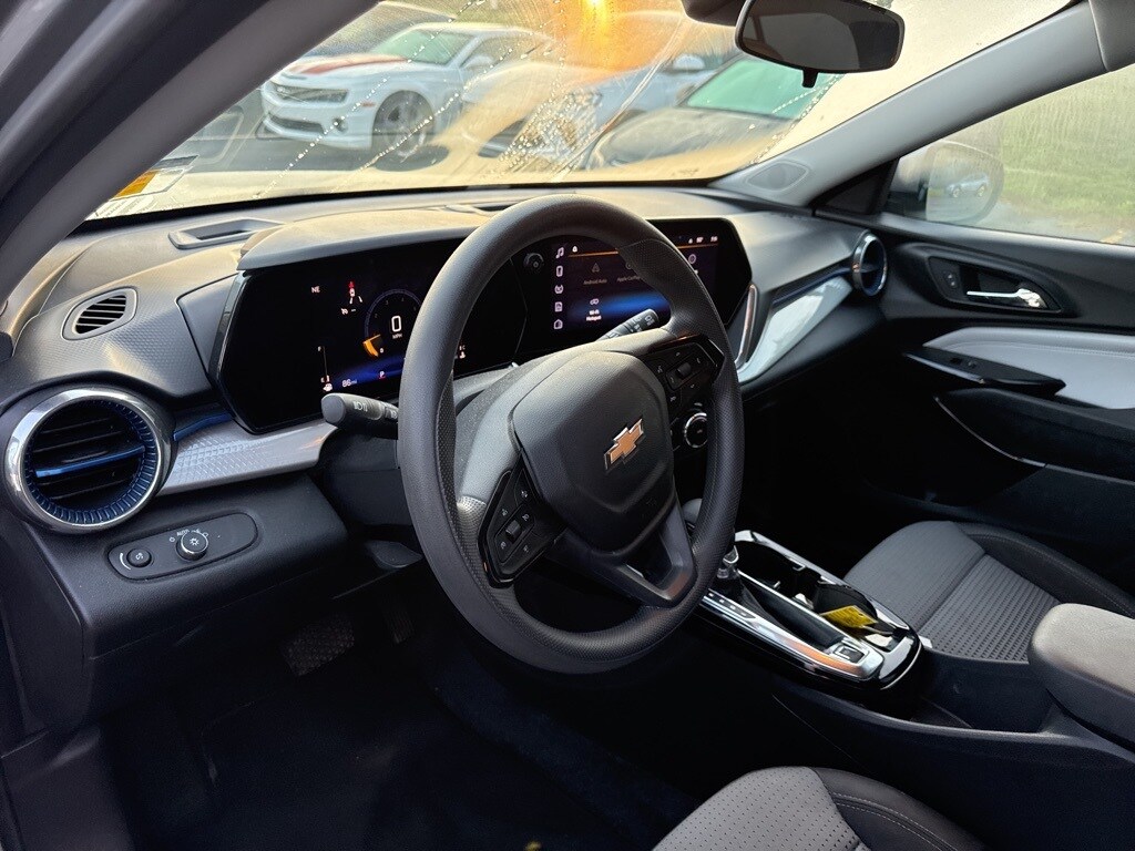 2024 Chevrolet Trax LT photo 2