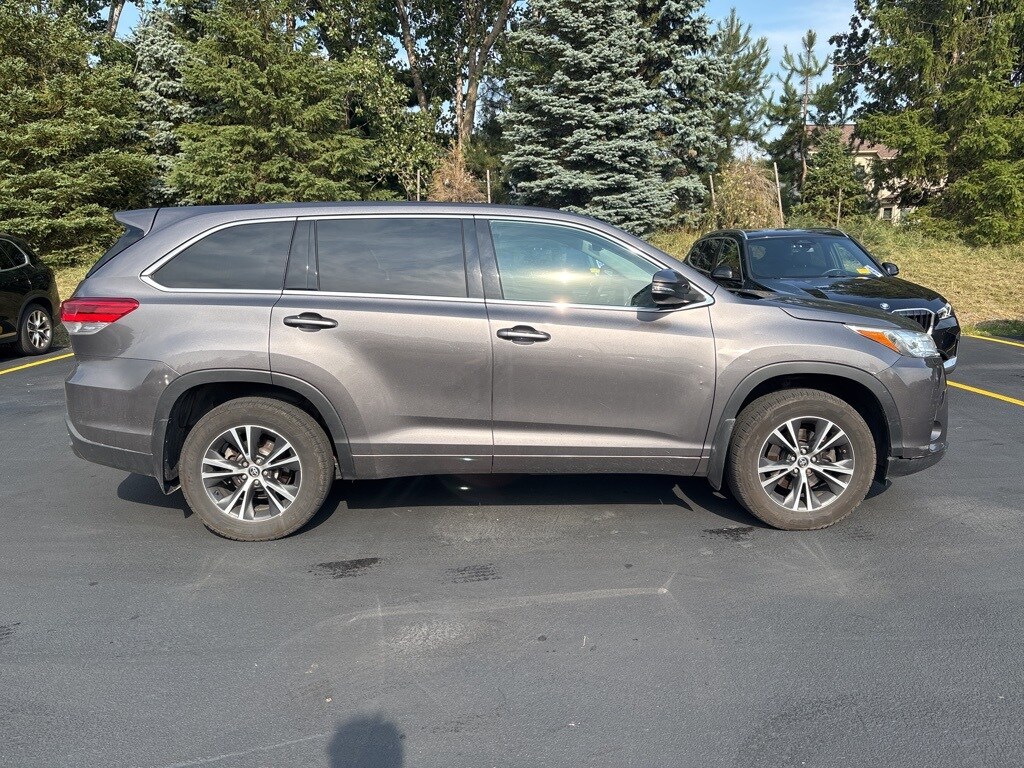 2018 Toyota Highlander LE photo 4