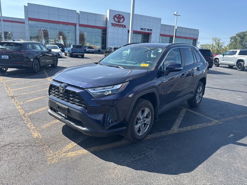 2024 Toyota RAV4 XLE photo 3