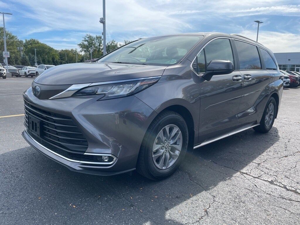 2023 Toyota Sienna XLE photo 2