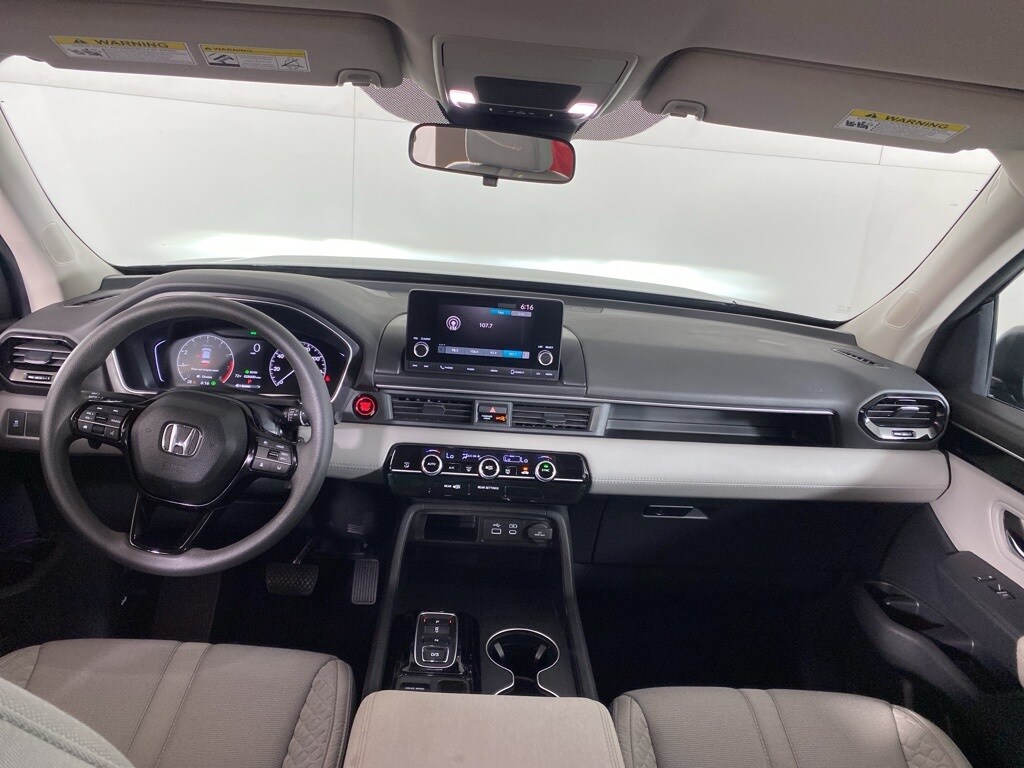 2023 Honda Pilot LX photo 2