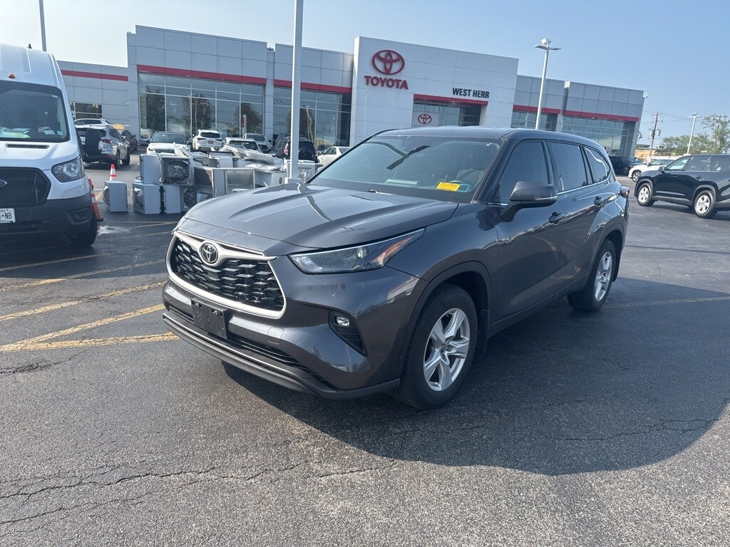 2022 Toyota Highlander LE photo 3