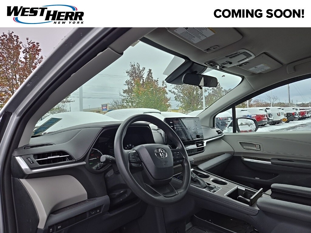 2023 Toyota Sienna LE photo 2