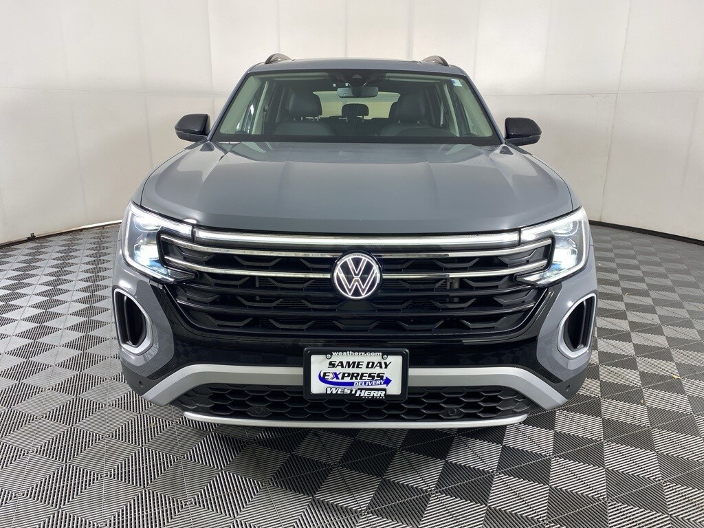 2025 Volkswagen Atlas Peak Edition SE photo 2