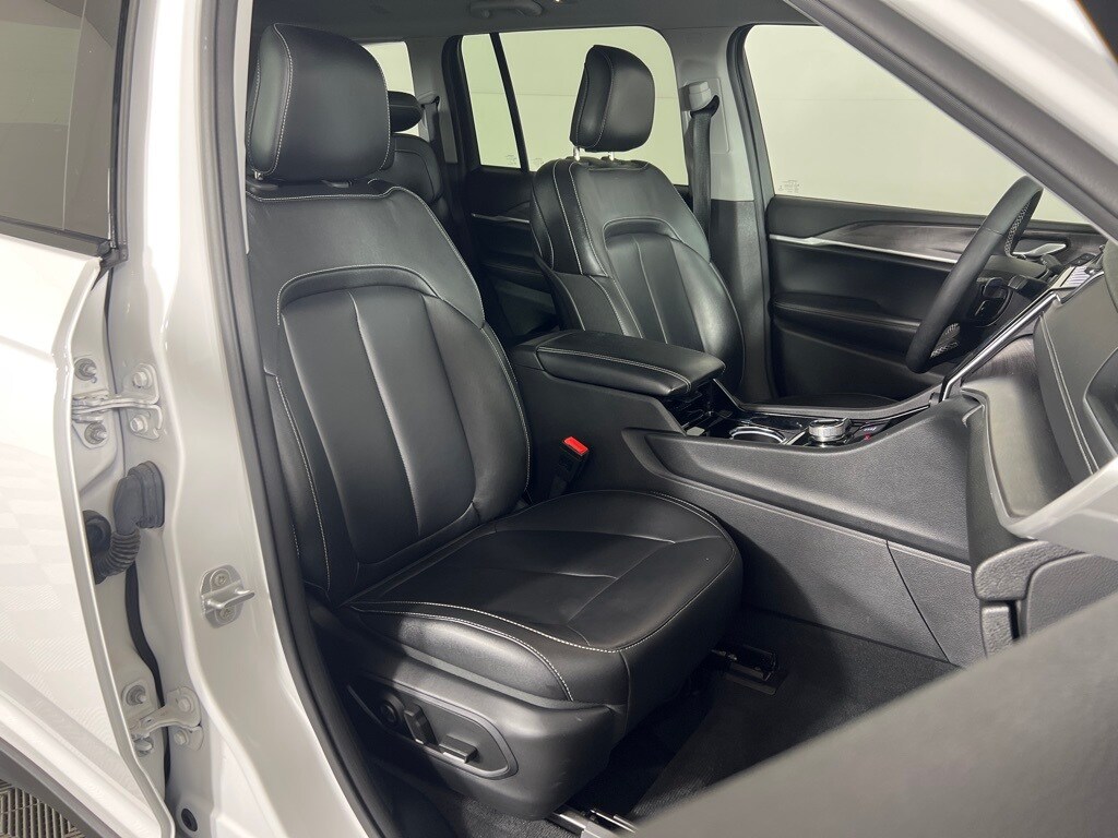 2023 Jeep Grand Cherokee Limited photo 2