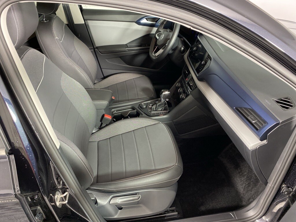 2024 Volkswagen Taos SE photo 2