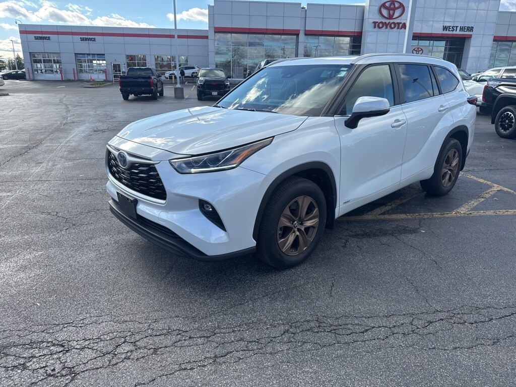 Used 2023 Toyota Highlander Hybrid XLE Bronze SUV