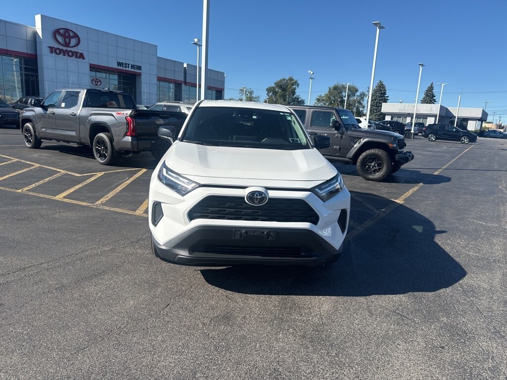 2023 Toyota RAV4 LE photo 2