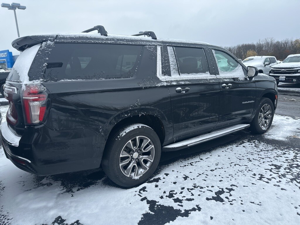 2022 Chevrolet Suburban LT photo 2