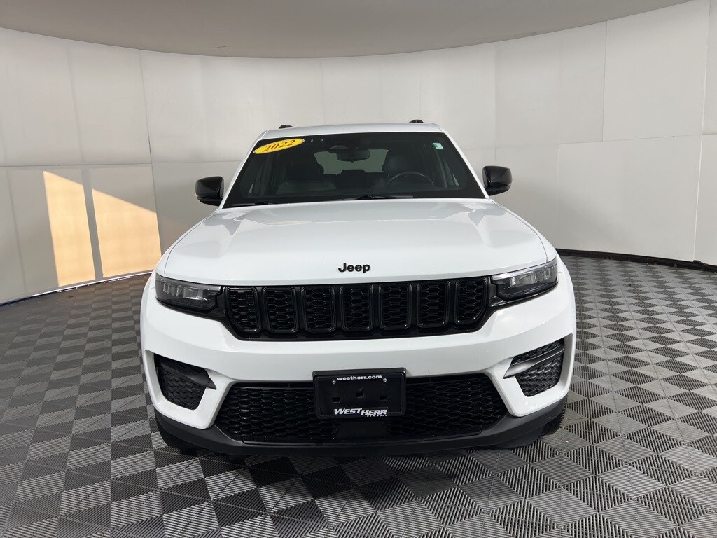 2022 Jeep Grand Cherokee Laredo Altitude photo 2