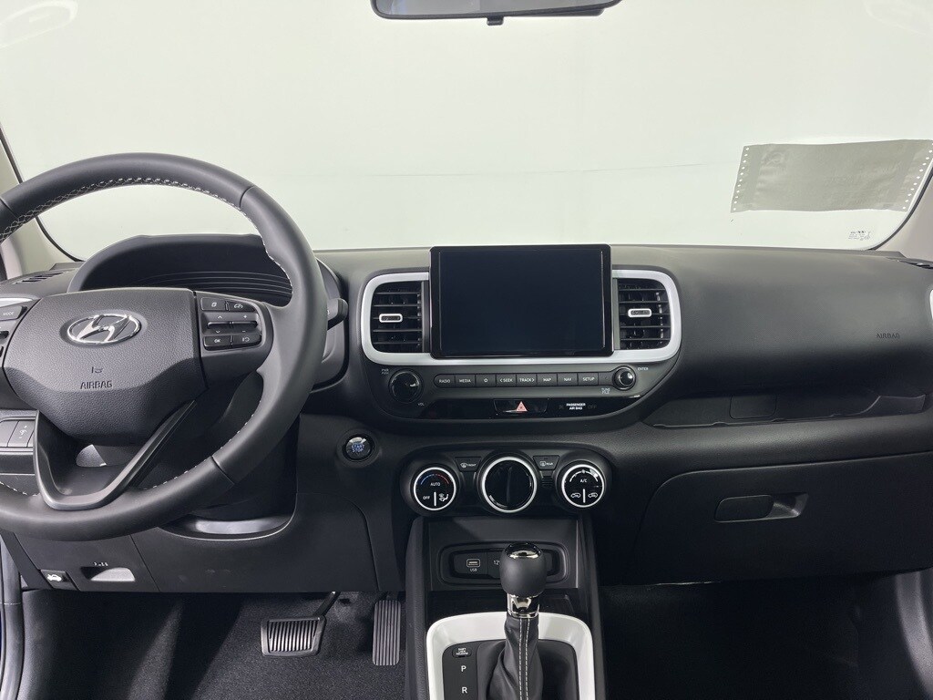 2024 Hyundai Venue Limited photo 2
