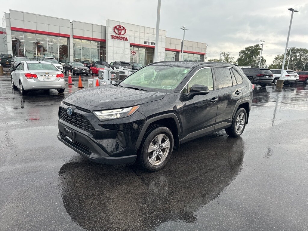 2022 Toyota RAV4 Hybrid XLE photo 2