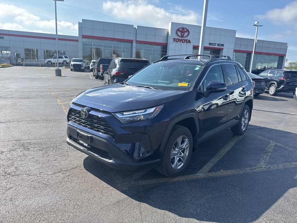 2023 Toyota RAV4 XLE photo 3