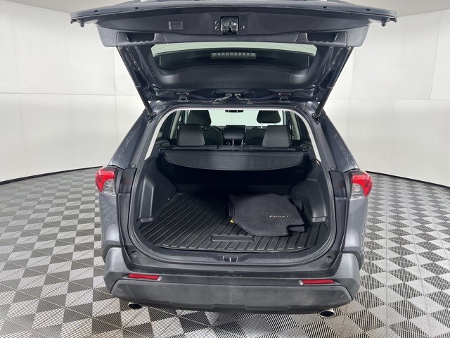 2019 Toyota RAV4 Hybrid XLE photo 3