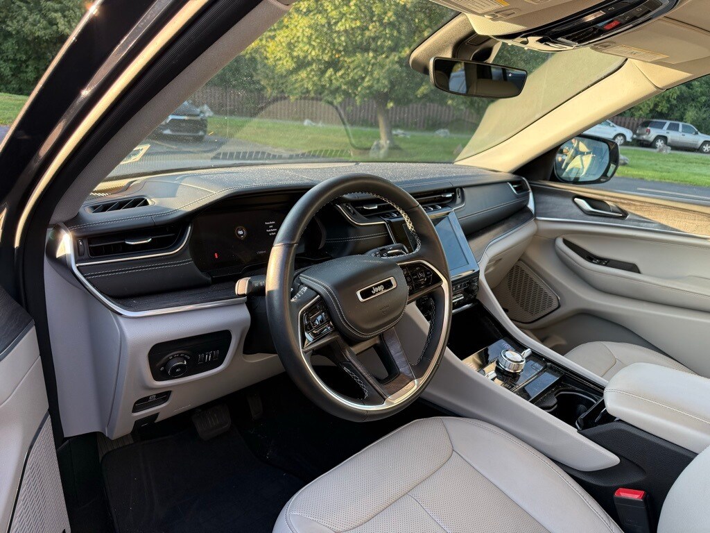 2022 Jeep Grand Cherokee Overland photo 2