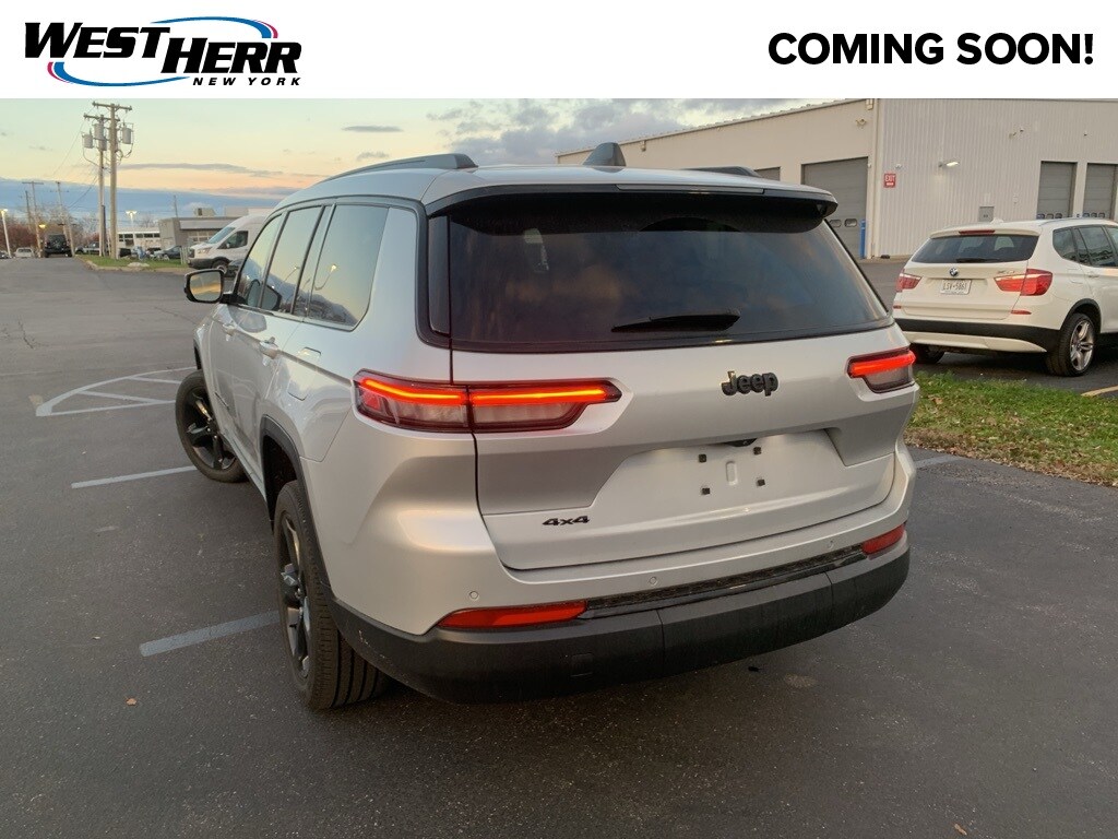 2023 Jeep Grand Cherokee Laredo photo 3