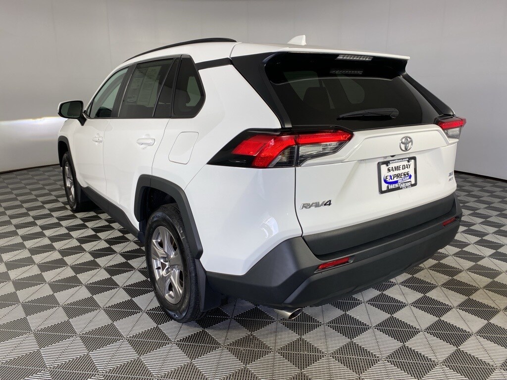 2022 Toyota RAV4 XLE photo 2
